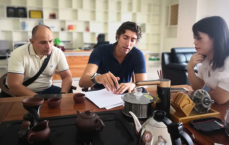 意大利客戶蒞臨銳天機電走訪調研