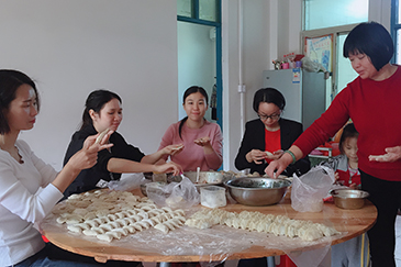 銳天歡聚一堂過(guò)冬至，其樂(lè)融融包餃子